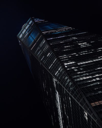 高层建筑夜间低角度摄影